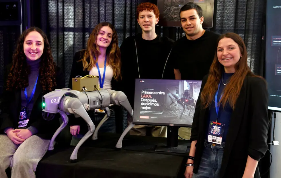 Estudiantes argentinos desarrollan un perro robot para rescates en incendios. Fotografía editorial relacionada con perro robot de rescate argentino. publicada en Noticias Web