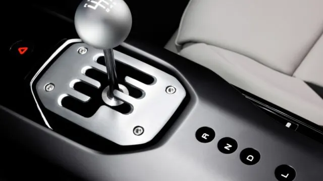 Ferrari sorprende con una caja manual virtual en su nuevo modelo V12. Fotografía editorial relacionada con Ferrari sorprende caja manual virtual. publicada en Noticias Web