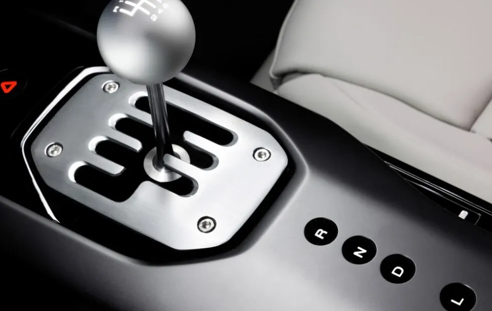 Ferrari sorprende con una caja manual virtual en su nuevo modelo V12. Fotografía editorial relacionada con Ferrari sorprende caja manual virtual. publicada en Noticias Web