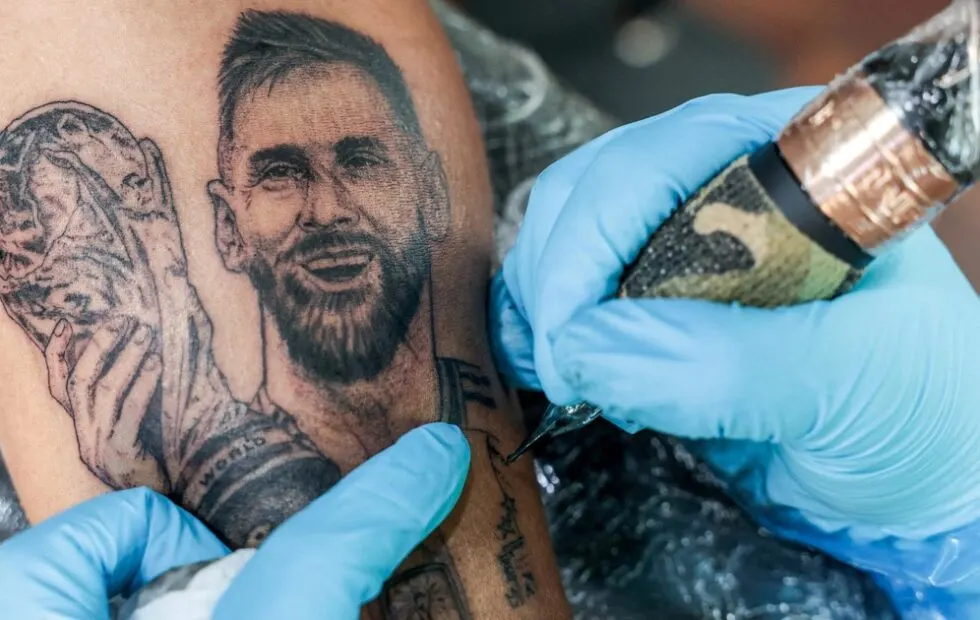Gilda, Maradona y Messi: la fe popular que une la voz, la pelota y la devoción. Fotografía editorial relacionada con Gilda Maradona Messi. publicada en Noticias Web