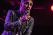 Juan Barraza vuelve al Paseo La Plaza con un show que desafía prejuicios y risas. Fotografía editorial relacionada con Juan Barraza En un confuso episodio. publicada en Noticias We