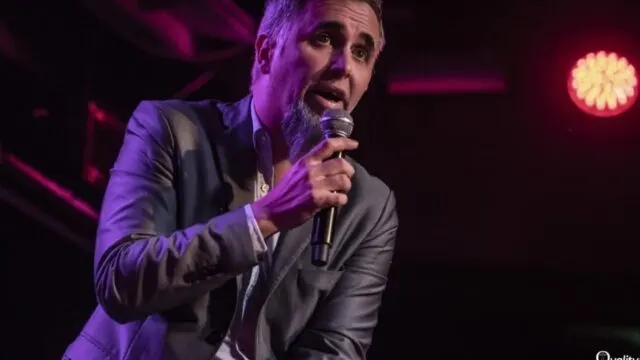 Juan Barraza vuelve al Paseo La Plaza con un show que desafía prejuicios y risas. Fotografía editorial relacionada con Juan Barraza En un confuso episodio. publicada en Noticias We