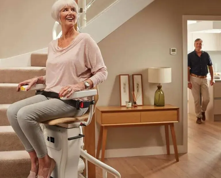 Sillas para escaleras: una alternativa accesible que evita mudanzas innecesarias. Imagen destacada sobre sillas para escaleras. publicada en Noticias Web