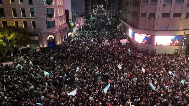 Tragedia en Caballito: un hombre murió de un infarto durante el partido de Argentina. Fotografía editorial relacionada con infarto en Caballito. publicada en Noticias Web