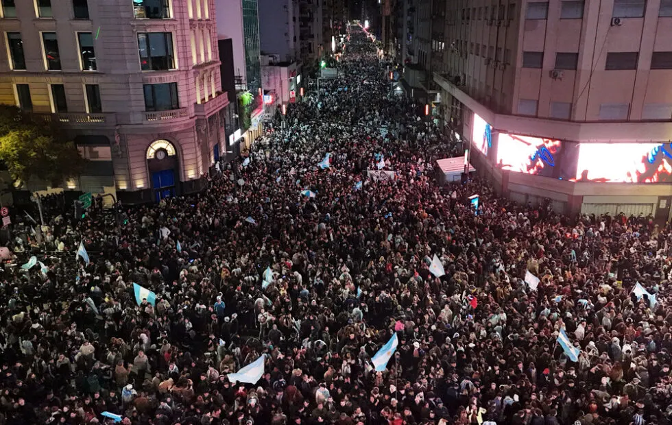 Tragedia en Caballito: un hombre murió de un infarto durante el partido de Argentina. Fotografía editorial relacionada con infarto en Caballito. publicada en Noticias Web