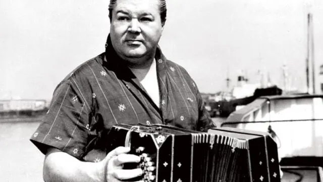 Aníbal Troilo: la historia del bandoneonista que siempre volvió al barrio. Fotografía editorial relacionada con Aníbal Troilo bandoneonista. publicada en Noticias Web
