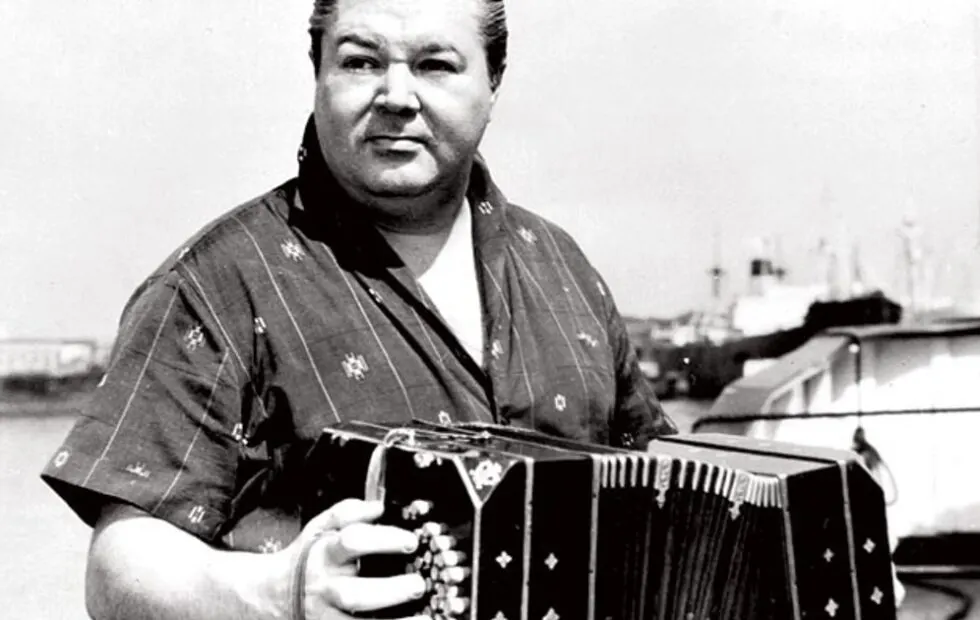 Aníbal Troilo: la historia del bandoneonista que siempre volvió al barrio. Fotografía editorial relacionada con Aníbal Troilo bandoneonista. publicada en Noticias Web