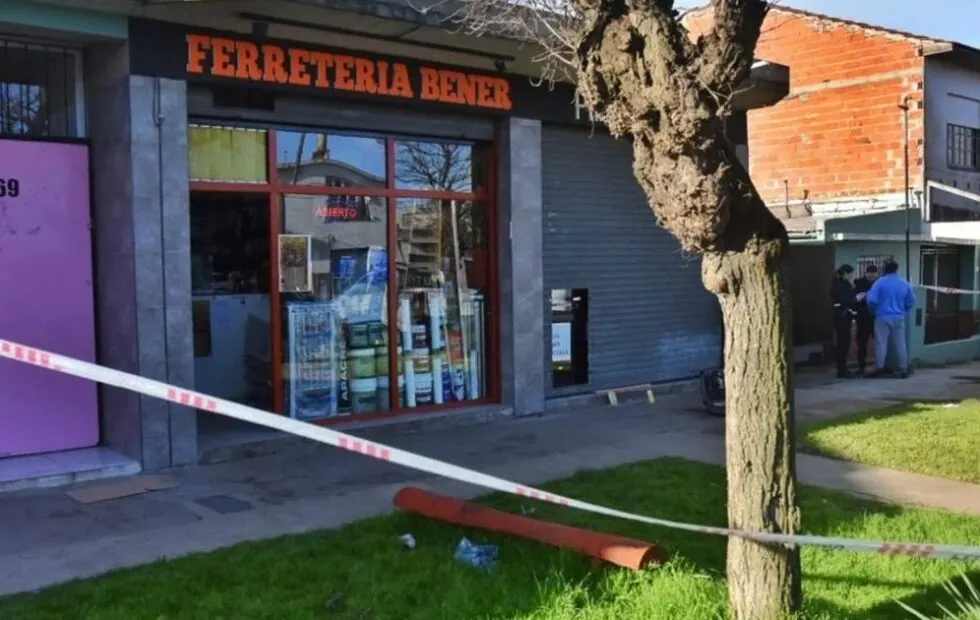 Asesinaron a un ferretero durante un robo de motochorros en Mar del Plata. Fotografía editorial relacionada con ferretero asesinado en Mar del Plata. publicada en Noticias Web