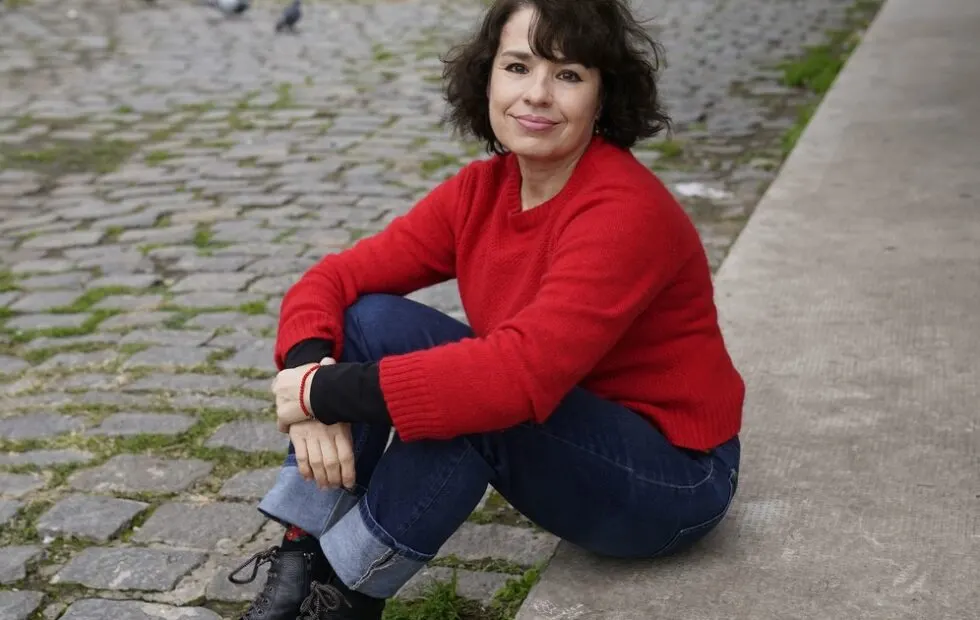 Betina González: “La literatura educa la sensibilidad y desafía los mandatos”. Fotografía editorial relacionada con literatura de Betina González. publicada en Noticias Web