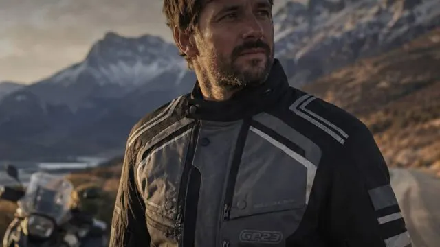 Cómo elegir camperas para viajar en moto según el clima y el recorrido. Imagen destacada sobre camperas para viajar en moto. publicada en Noticias Web