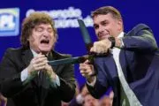 Cristina desafía a Kicillof mientras Milei vuelve a tensar la política exterior. Fotografía editorial relacionada con Cristina desafía Kicillof mientras Milei. publicada en Noticia