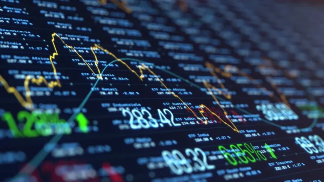Dólar hoy: el blue subió a $1.550 y amplió la brecha cambiaria. Fotografía editorial relacionada con dólar blue a $1.550. publicada en Noticias Web