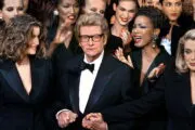 El esmoquin femenino de Yves Saint Laurent cumple 60 años. Fotografía editorial relacionada con esmoquin femenino Yves Saint Laurent. publicada en Noticias Web