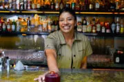 Flavia Arroyo recrea gin, vodka y whisky sin alcohol con técnica de autor. Fotografía editorial relacionada con bebidas sin alcohol. publicada en Noticias Web