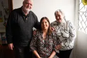 Fue a revisar una humedad en Lanús y reencontró a la bebé que cuidó en 1996. Fotografía editorial relacionada con reencuentro en Lanús. publicada en Noticias Web