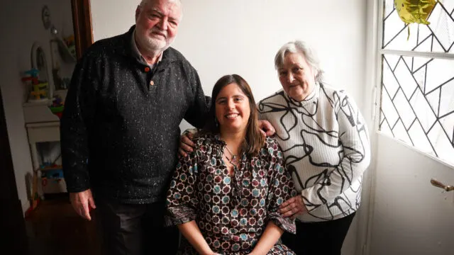 Fue a revisar una humedad en Lanús y reencontró a la bebé que cuidó en 1996. Fotografía editorial relacionada con reencuentro en Lanús. publicada en Noticias Web