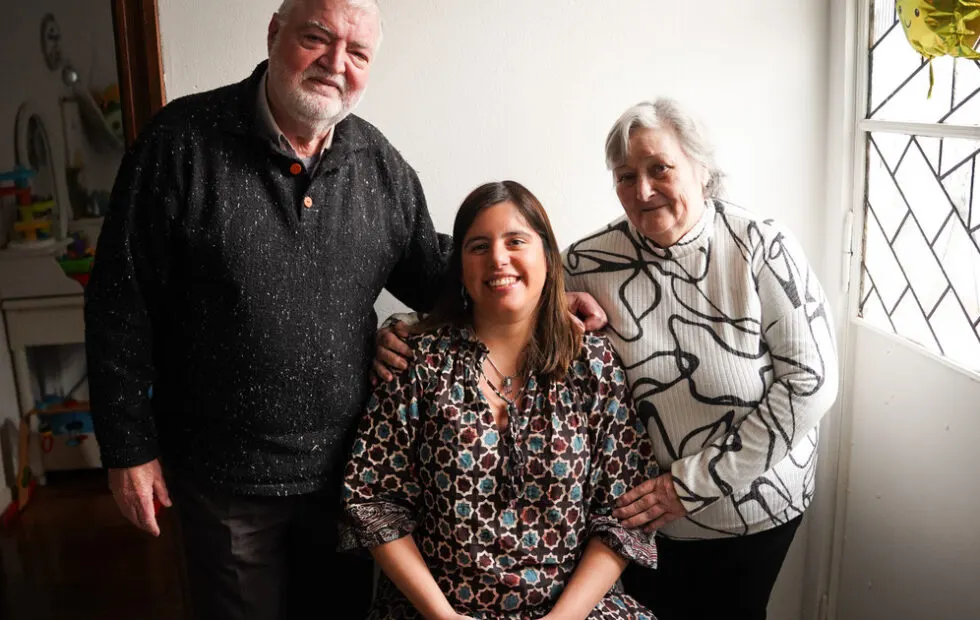 Fue a revisar una humedad en Lanús y reencontró a la bebé que cuidó en 1996. Fotografía editorial relacionada con reencuentro en Lanús. publicada en Noticias Web