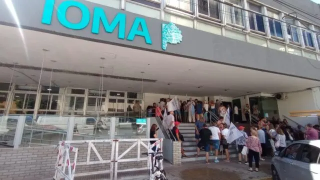 IOMA enfrenta reclamos por cobertura, deudas y salida de especialistas. Fotografía editorial relacionada con crisis de cobertura IOMA. publicada en Noticias Web