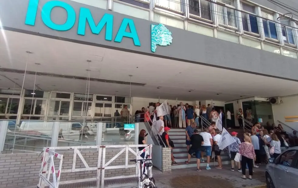 IOMA enfrenta reclamos por cobertura, deudas y salida de especialistas. Fotografía editorial relacionada con crisis de cobertura IOMA. publicada en Noticias Web