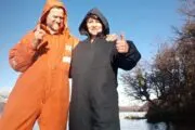 Jubilados enfrentan un desalojo tras construir su hogar junto al lago La Plata. Fotografía editorial relacionada con desalojo de jubilados en Chubut. publicada en Noticias Web