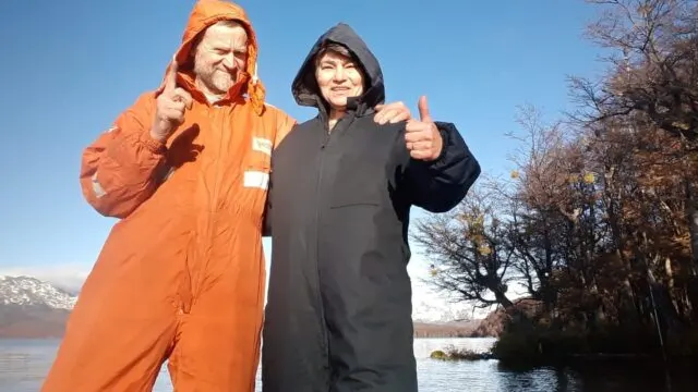Jubilados enfrentan un desalojo tras construir su hogar junto al lago La Plata. Fotografía editorial relacionada con desalojo de jubilados en Chubut. publicada en Noticias Web