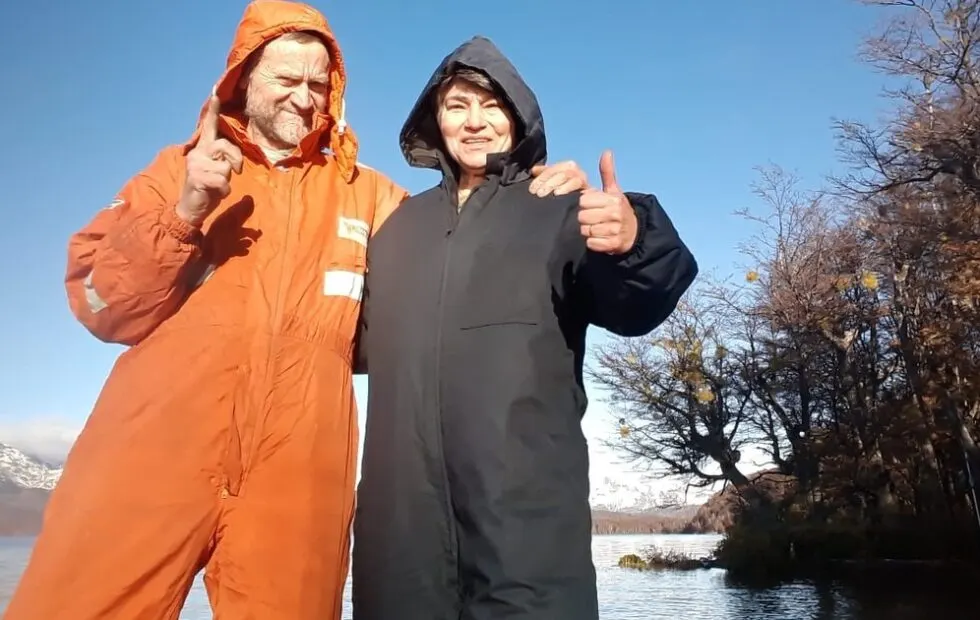 Jubilados enfrentan un desalojo tras construir su hogar junto al lago La Plata. Fotografía editorial relacionada con desalojo de jubilados en Chubut. publicada en Noticias Web