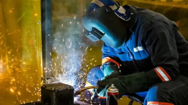 Máquinas de soldar: cómo elegir la adecuada para reparaciones del hogar. Fotografía editorial relacionada con máquinas de soldar para el hogar. publicada en Noticias Web