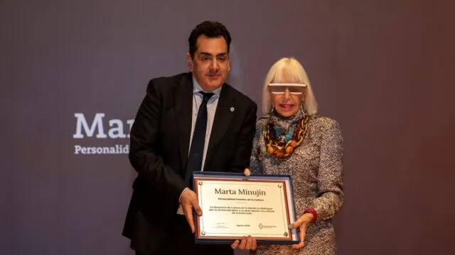 Marta Minujín fue distinguida como Personalidad Emérita de la Cultura. Fotografía editorial relacionada con Marta Minujín distinguida. publicada en Noticias Web
