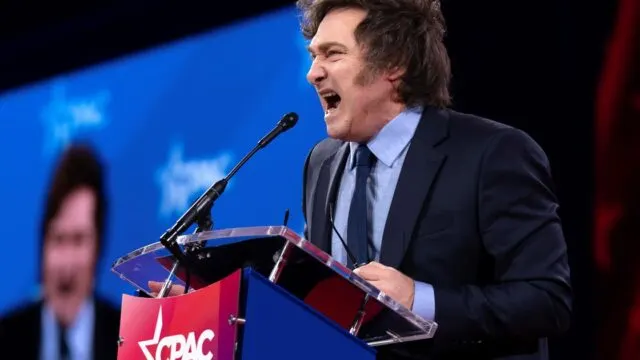 Milei arriesga la relación con Estados Unidos al partidizar la política exterior. Fotografía editorial relacionada con política exterior argentina. publicada en Noticias Web
