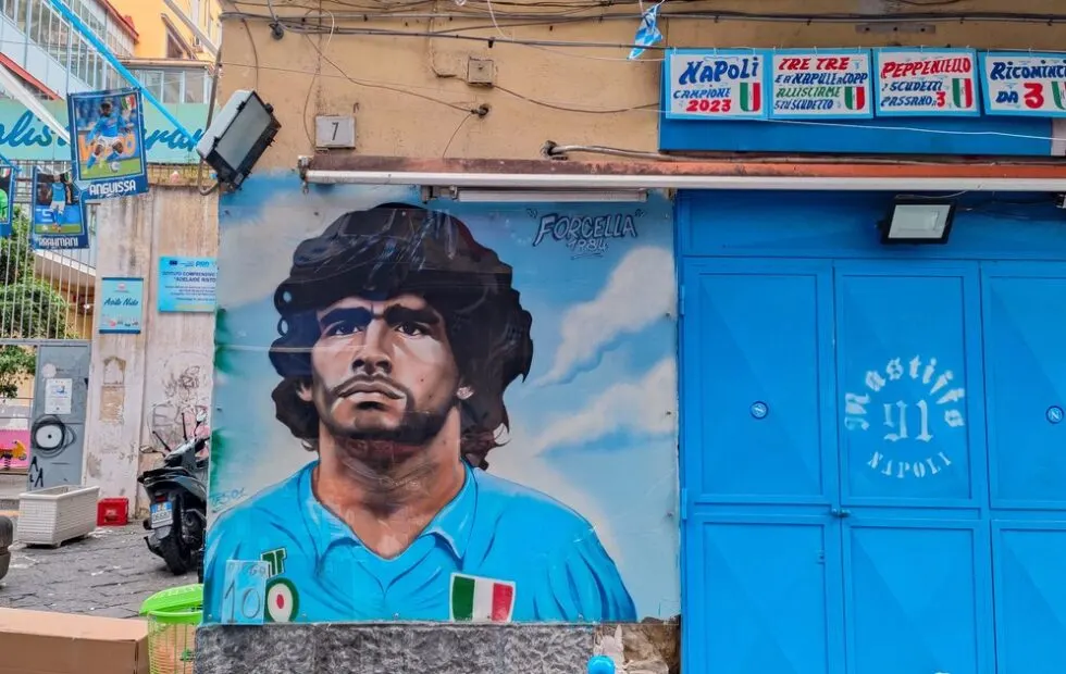 Nápoles, la ciudad de Maradona donde el Diez sigue vivo. Fotografía editorial relacionada con Nápoles y Maradona. publicada en Noticias Web