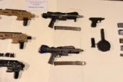 Persecución y tiroteo en Villa La Catanga: tres detenidos y un kit para fabricar. Fotografía editorial relacionada con kit para fabricar ametralladoras. publicada en Noticias Web