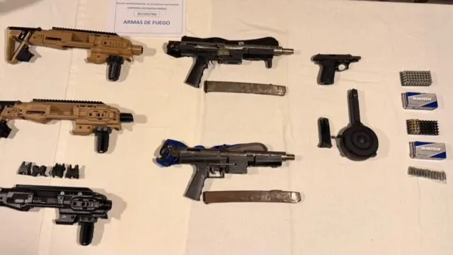 Persecución y tiroteo en Villa La Catanga: tres detenidos y un kit para fabricar. Fotografía editorial relacionada con kit para fabricar ametralladoras. publicada en Noticias Web