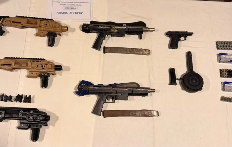 Persecución y tiroteo en Villa La Catanga: tres detenidos y un kit para fabricar. Fotografía editorial relacionada con kit para fabricar ametralladoras. publicada en Noticias Web