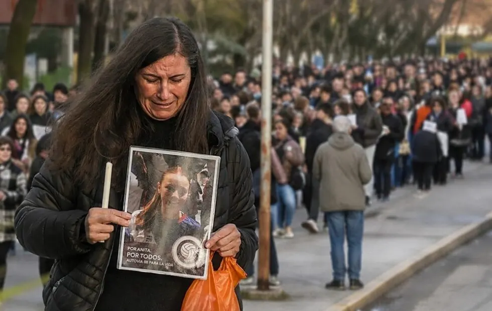Ruta 88: una madre impulsa la autovía tras la muerte de su hija. Fotografía editorial relacionada con autovía en la Ruta 88. publicada en Noticias Web