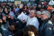 San Cayetano reunió a fieles que acamparon bajo la lluvia y antes del trabajo. Fotografía editorial relacionada con celebración de San Cayetano. publicada en Noticias Web