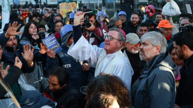 San Cayetano reunió a fieles que acamparon bajo la lluvia y antes del trabajo. Fotografía editorial relacionada con celebración de San Cayetano. publicada en Noticias Web