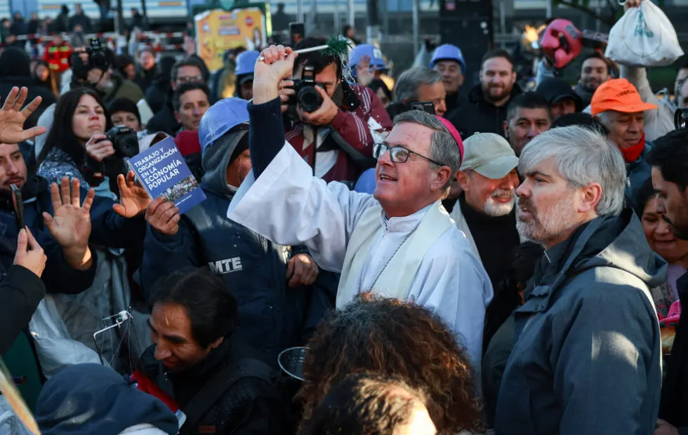 San Cayetano reunió a fieles que acamparon bajo la lluvia y antes del trabajo. Fotografía editorial relacionada con celebración de San Cayetano. publicada en Noticias Web