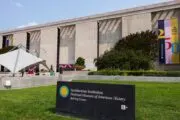 Trump ordena advertir sobre un supuesto sesgo ideológico en un museo de Washington. Fotografía editorial relacionada con carteles sobre sesgo ideológico. publicada en Noticias Web