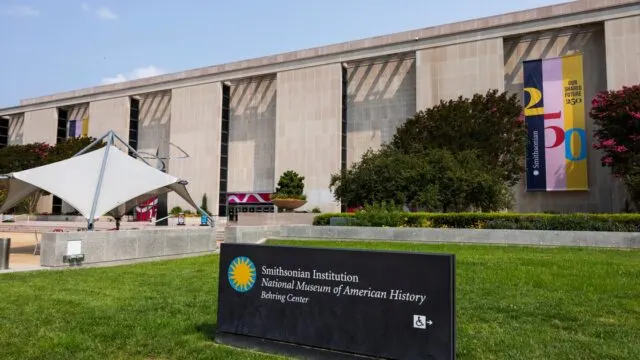 Trump ordena advertir sobre un supuesto sesgo ideológico en un museo de Washington. Fotografía editorial relacionada con carteles sobre sesgo ideológico. publicada en Noticias Web
