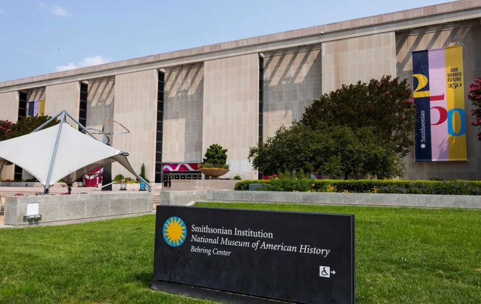 Trump ordena advertir sobre un supuesto sesgo ideológico en un museo de Washington. Fotografía editorial relacionada con carteles sobre sesgo ideológico. publicada en Noticias Web
