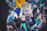Aborto legal: actividad informativa en la Plaza San Martín de Rosario. Fotografía editorial relacionada con aborto legal en Rosario. publicada en Noticias Web