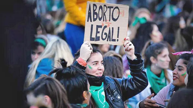 Aborto legal: actividad informativa en la Plaza San Martín de Rosario. Fotografía editorial relacionada con aborto legal en Rosario. publicada en Noticias Web
