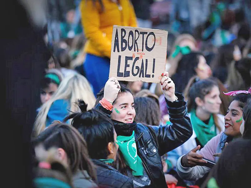 Aborto legal: actividad informativa en la Plaza San Martín de Rosario. Fotografía editorial relacionada con aborto legal en Rosario. publicada en Noticias Web