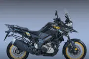 Accesorios para viajar con la Suzuki V-Strom 1050: carga y protección. Fotografía editorial relacionada con accesorios V-Strom 1050. publicada en Noticias Web