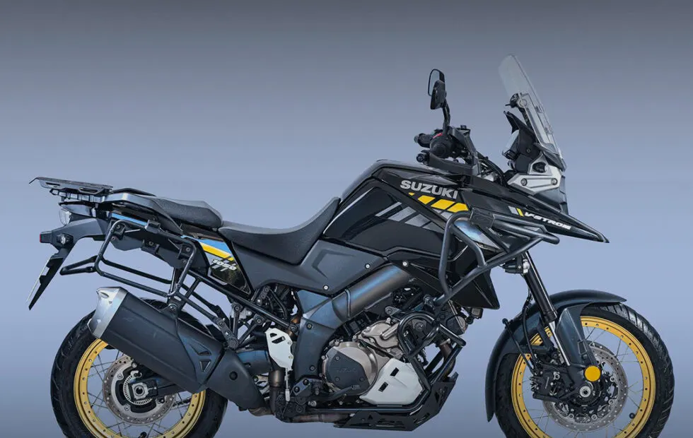 Accesorios para viajar con la Suzuki V-Strom 1050: carga y protección. Fotografía editorial relacionada con accesorios V-Strom 1050. publicada en Noticias Web