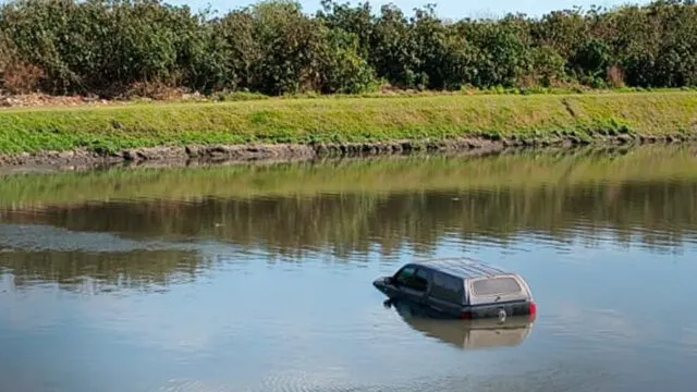 Amarok robada en La Plata apareció sumergida en el arroyo El Gato. Imagen destacada sobre Amarok robada en La Plata. publicada en Noticias Web