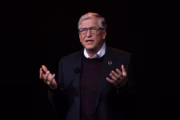 Bill Gates pide reservar empleos de educación y salud mental para humanos. Fotografía editorial relacionada con empleos humanos en educación. publicada en Noticias Web