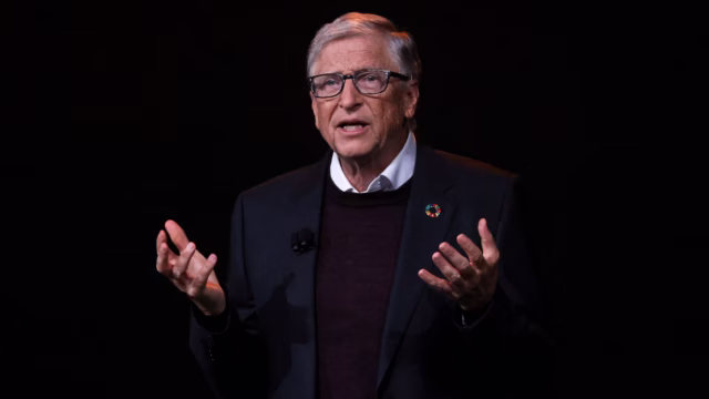 Bill Gates pide reservar empleos de educación y salud mental para humanos. Fotografía editorial relacionada con empleos humanos en educación. publicada en Noticias Web