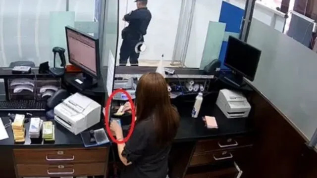 Condenaron a dos cajeros del Banco Nación por sustraer dinero de clientes. Imagen destacada sobre cajeros del Banco Nación. publicada en Noticias Web