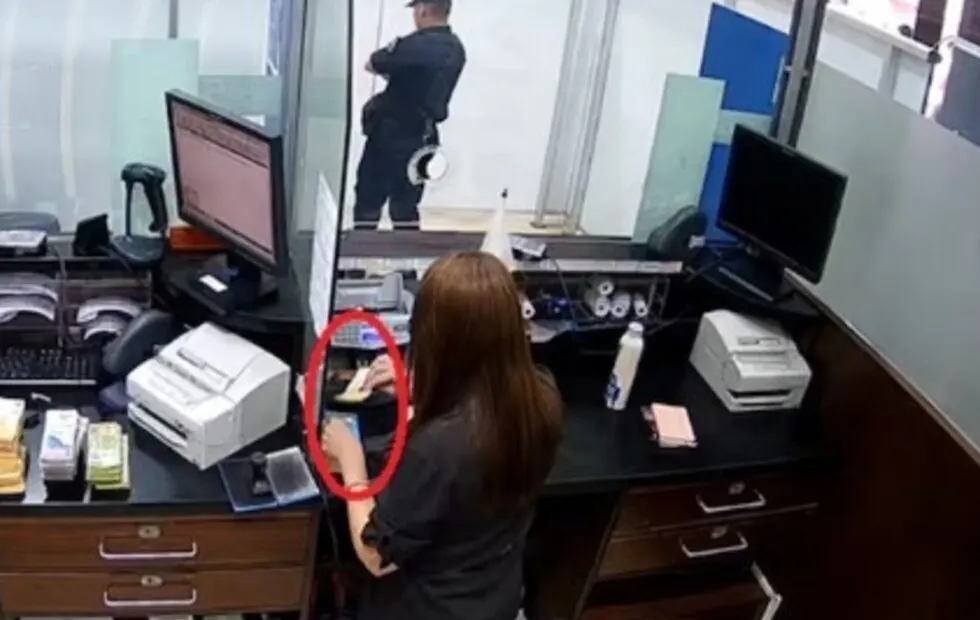 Condenaron a dos cajeros del Banco Nación por sustraer dinero de clientes. Imagen destacada sobre cajeros del Banco Nación. publicada en Noticias Web